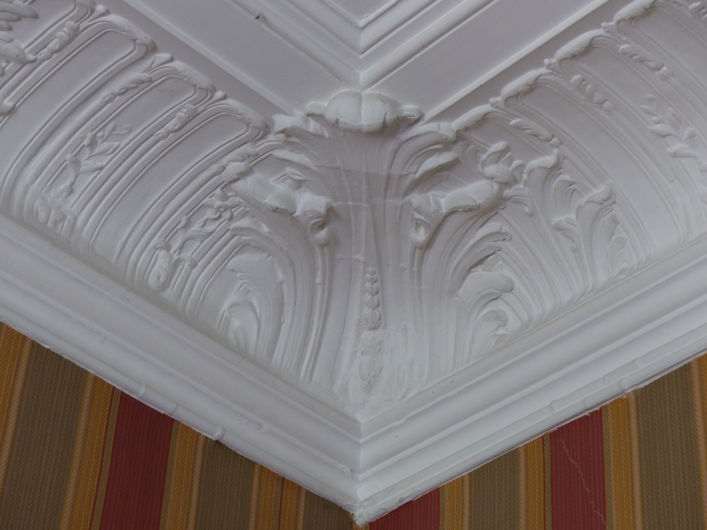 Corniche d'une pièce de réception dans une maison de maitre à vendre près de Dieppe