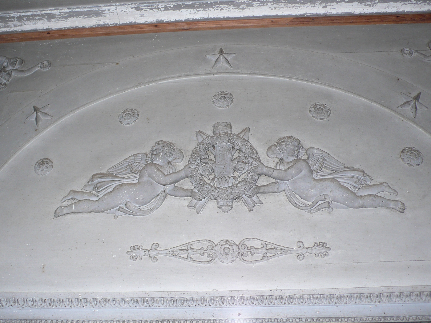 Plâtres moulés sur le trumeau d'une cheminée d'un manoir à vendre en Haute Normandie