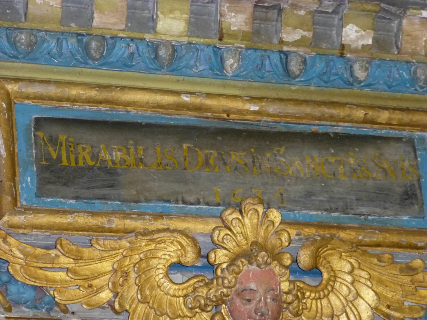 Staff dans la chapelle d'un château à vendre près d'Yvetot