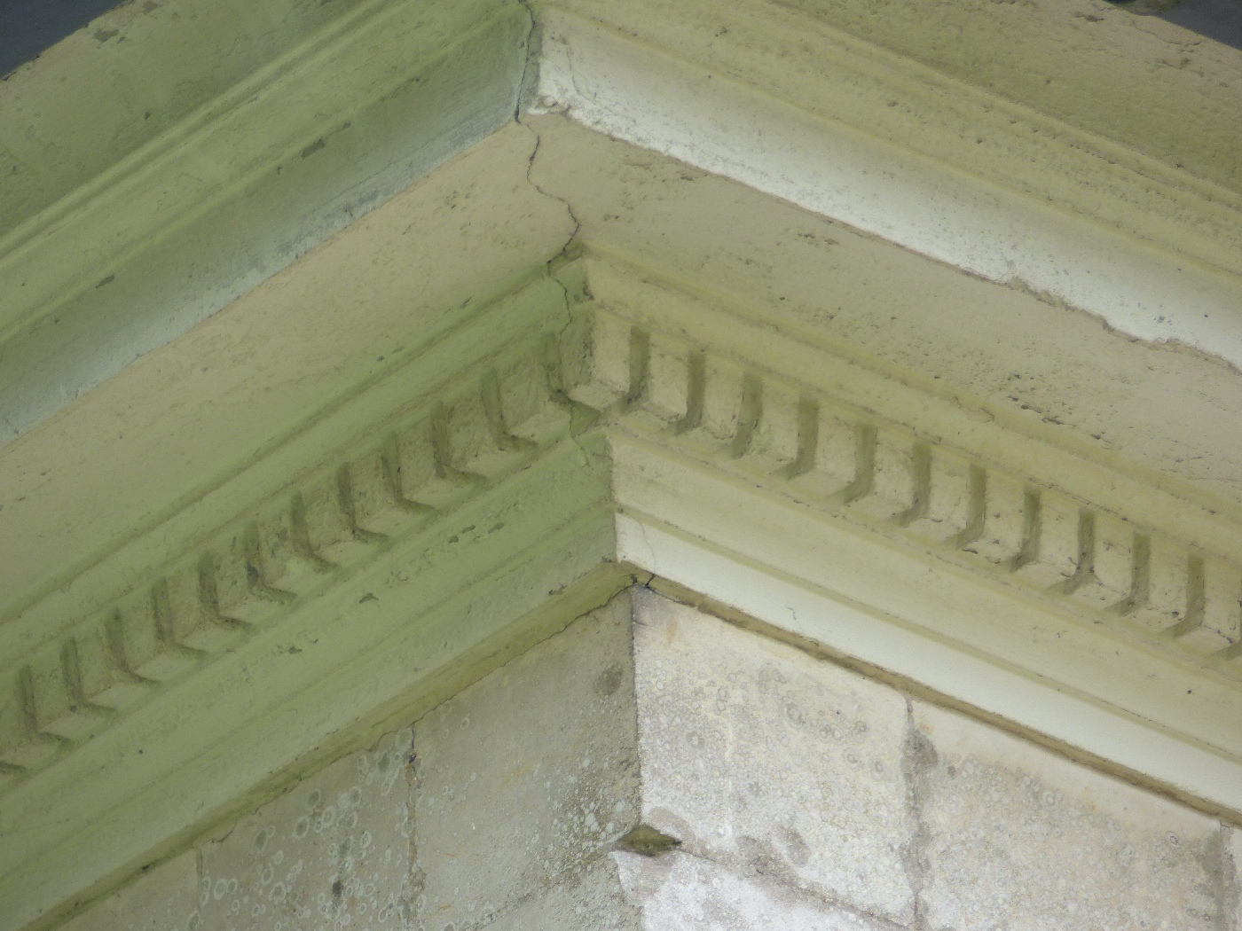 Corniche en stuc d'une demeure à vendre en Normandie