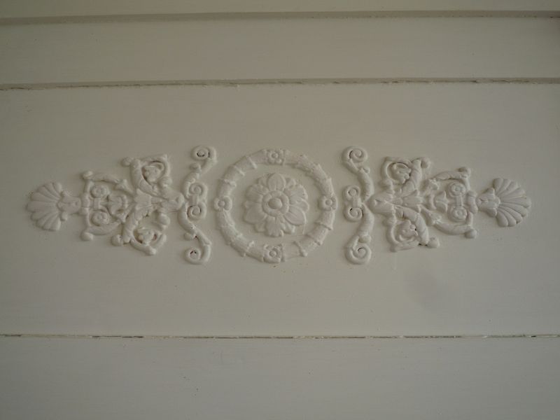 Staff sur le manteau d'une cheminée d'un manoir à vendre en Pays de Caux