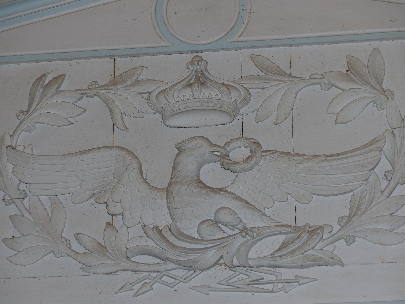 Décor d'angle sur le manteau d'une cheminée dans un manoir à vendre près de Doudeville