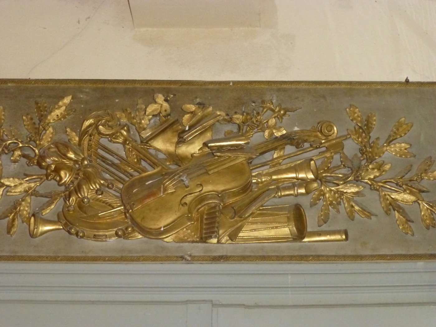 Décor en plâtre doré dans un château à vendre de la région d'Etretat