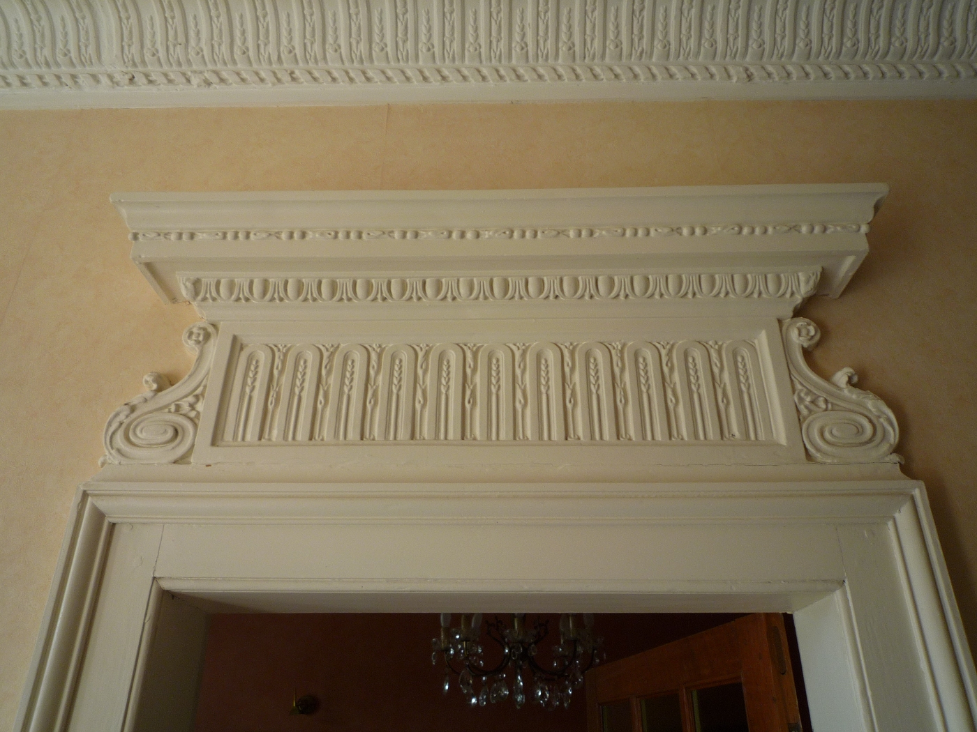 Décor de dessus de porte d'une noble demeure à vendre près de Veules les Roses