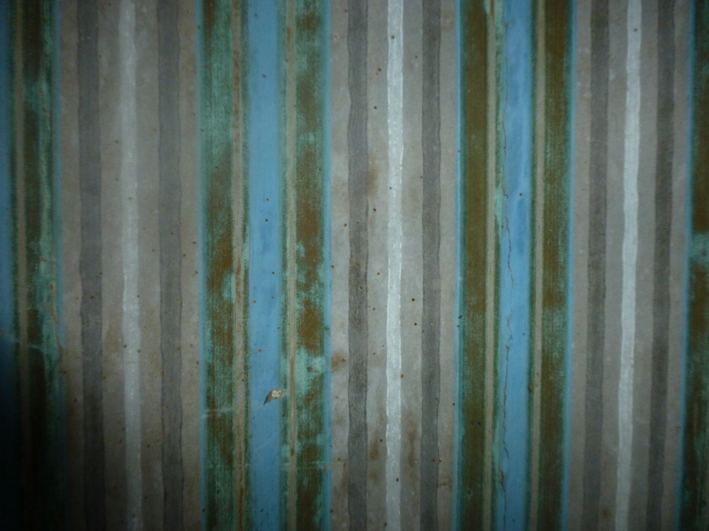 papier peint ancien à motifs de rayures dans un chateau à vendre proche de Varengeville