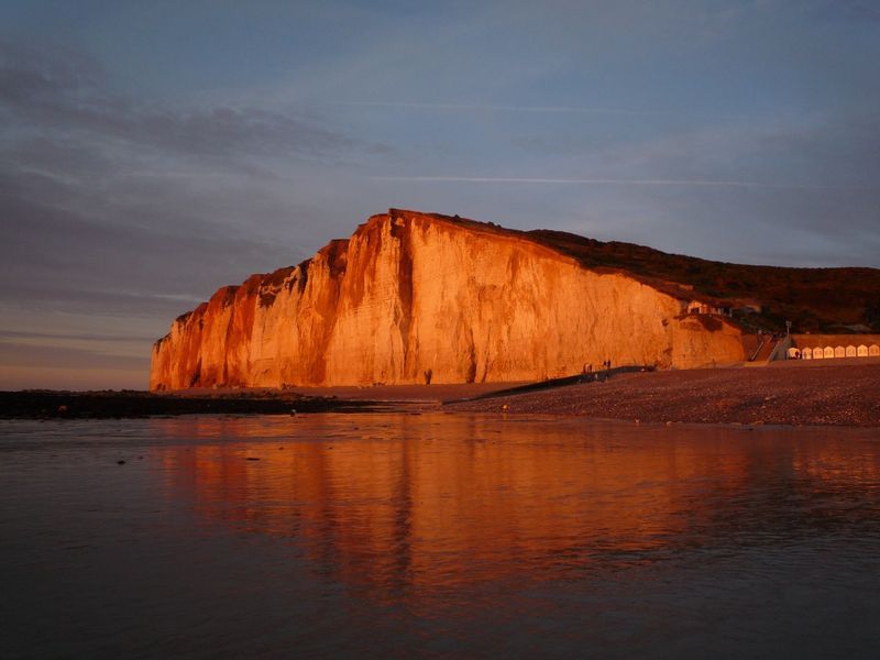 Falaises rouges un soir d'été aux Petites Dalles