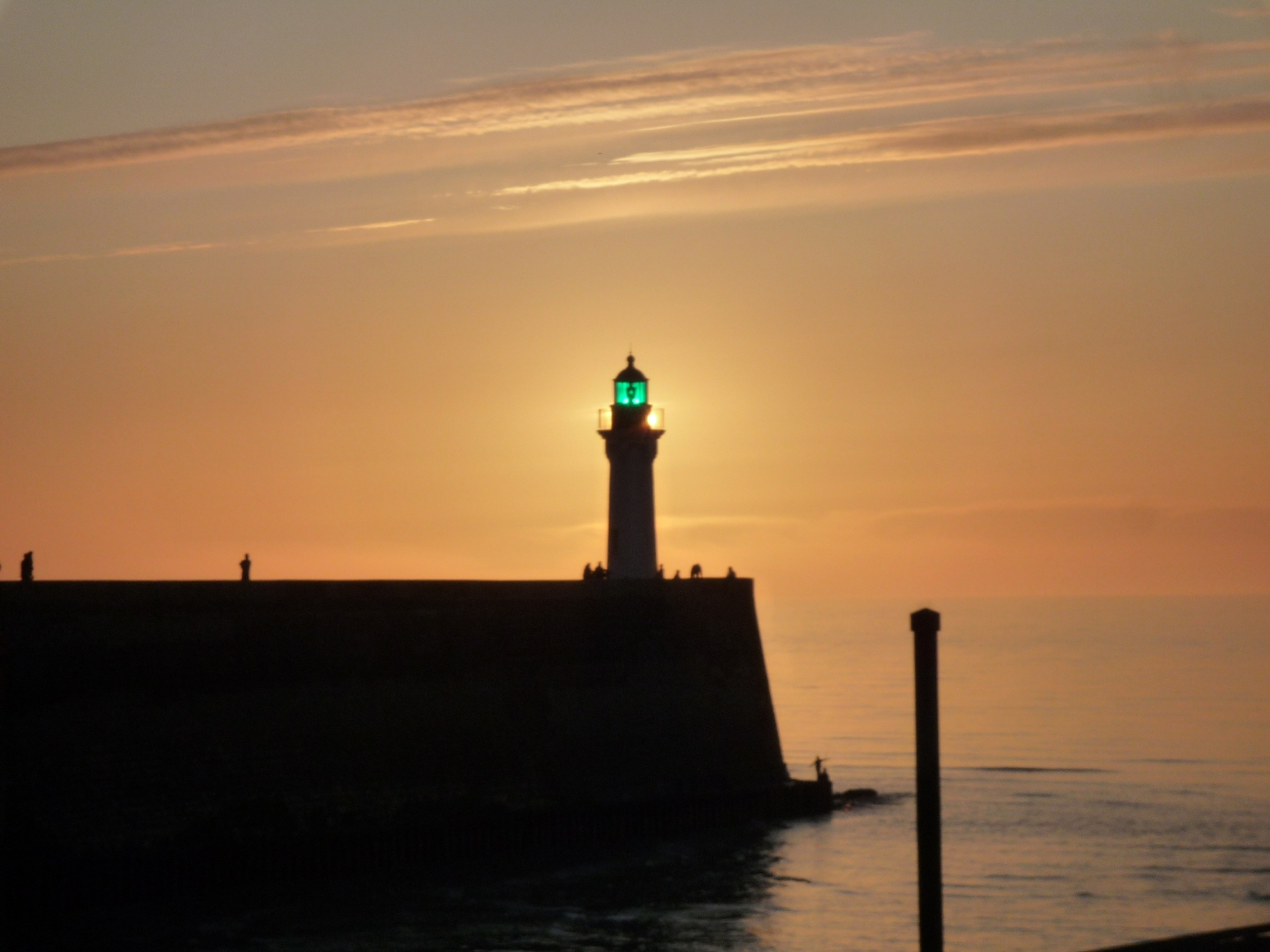 Coucher de solei sur le phare de saint valery en caux