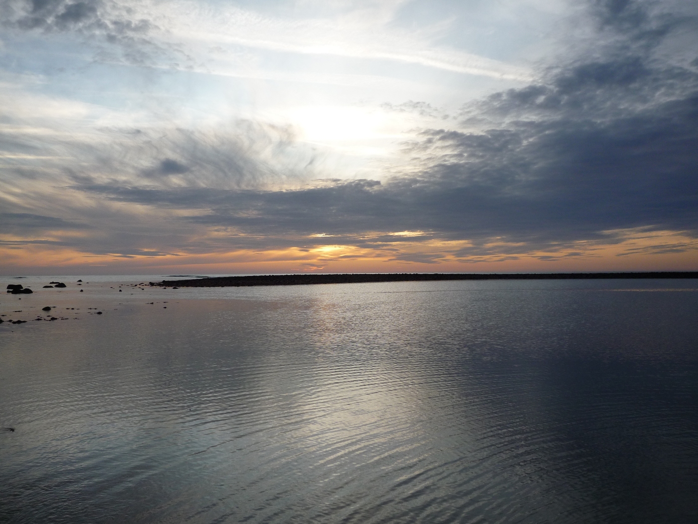 Mer d'huile en été le soir aux petites dalles