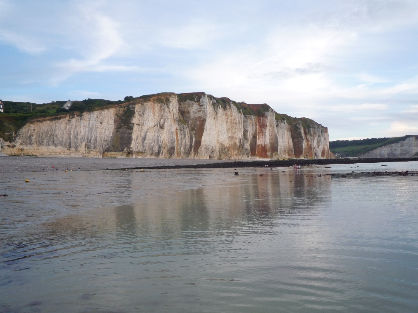 Vue des falaises de la plage des Petites Dalles à marée basse.