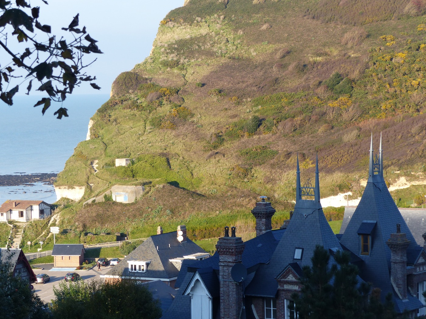 LA FALAISE DOMINANT LE VILLAGE DES PETITES DALLES