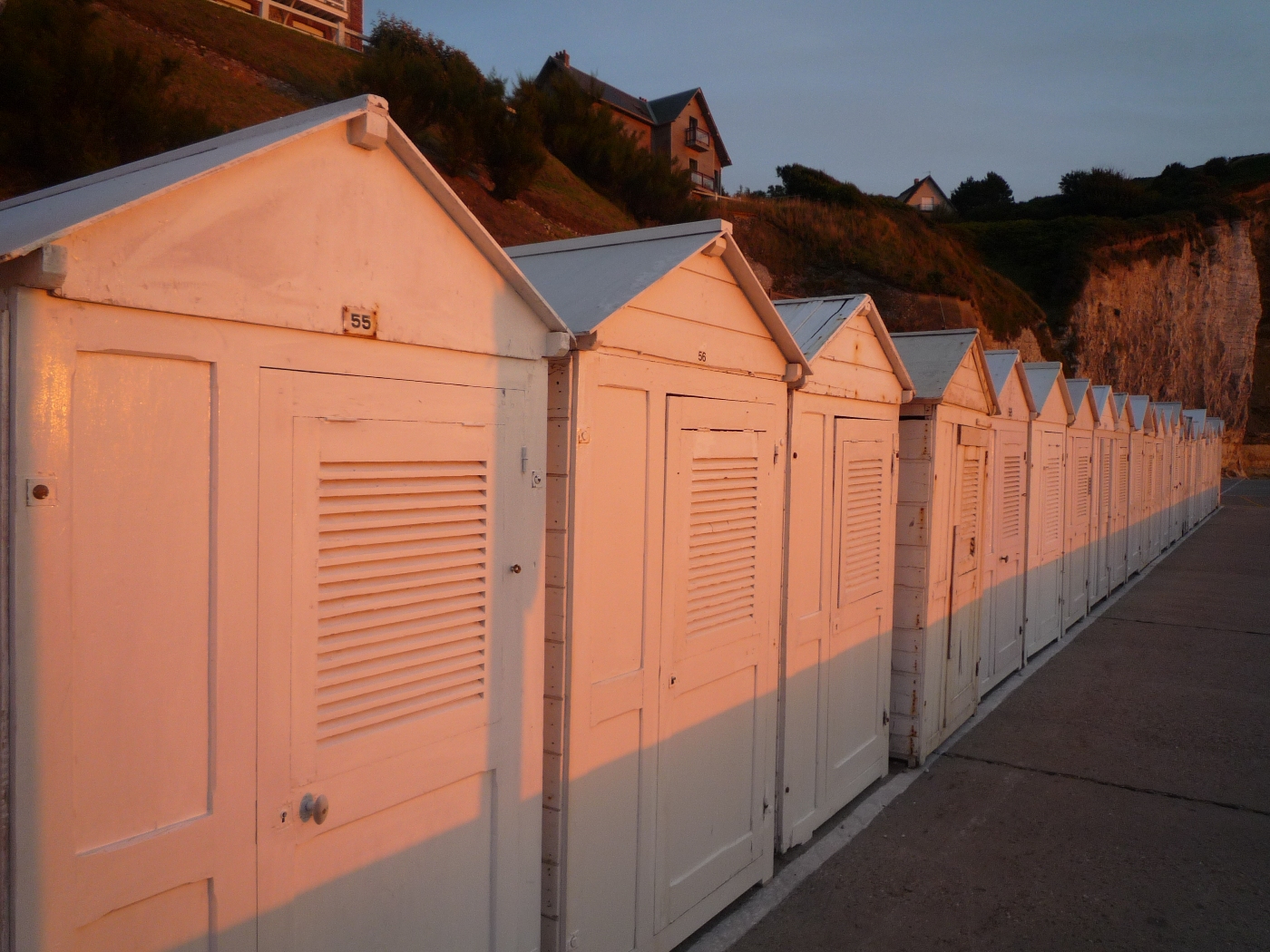 CABINES DE PLAGES AUX PETITES DALLES AU COUCHANT