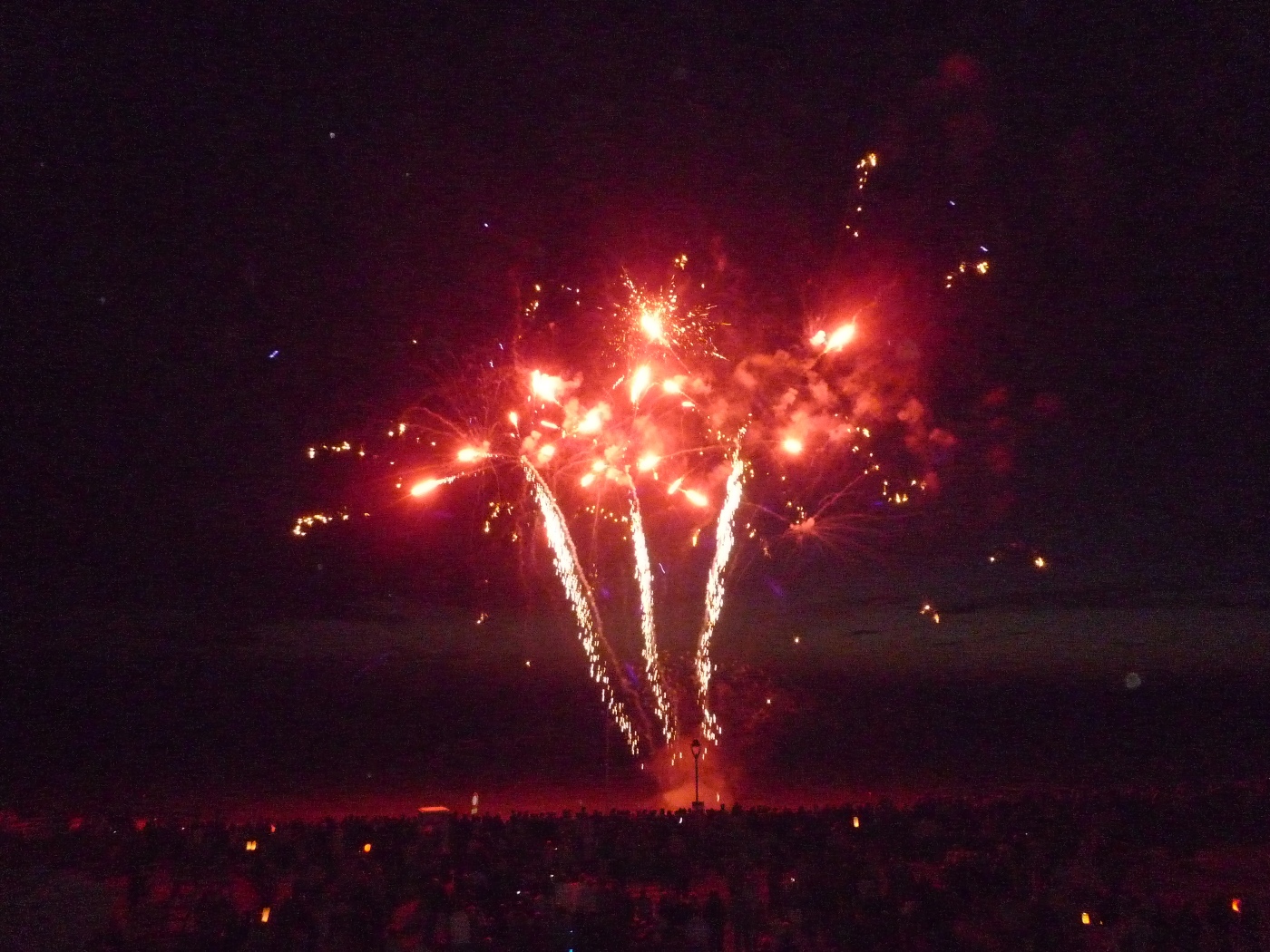 FEU D'ARTIFICE UN SOIR EN JUILLET SUR LA PLAGE DES PETITES DALLES