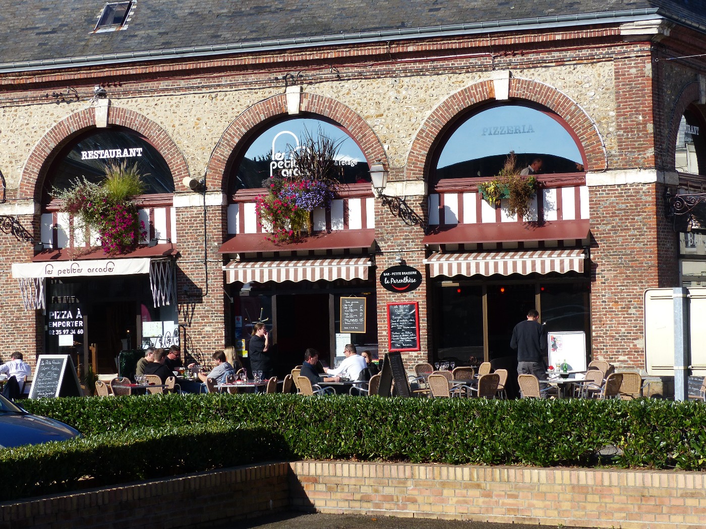 TERRASSE DE CAFE ASUR LA PLACE PRINCIPALE DE CANY BARVILLE