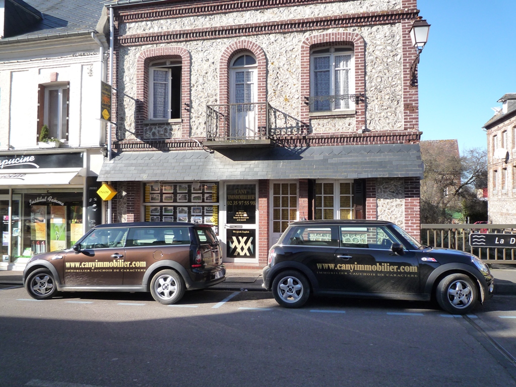 MINIS CANY IMMOBILIER devant l'agence.